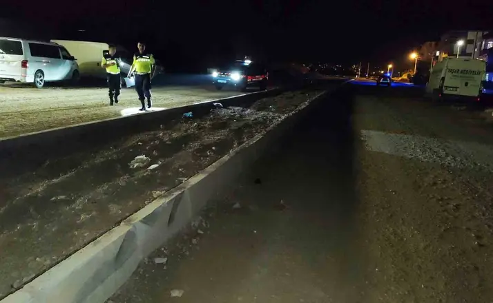 Antalya’da kontrolden çıkan otomobil refüje çarptı: 1 yaralı
