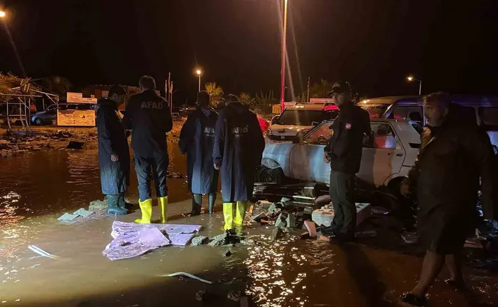 Antalya’da sağanak nedeniyle mahsur kalan 22 kişi kurtarıldı
