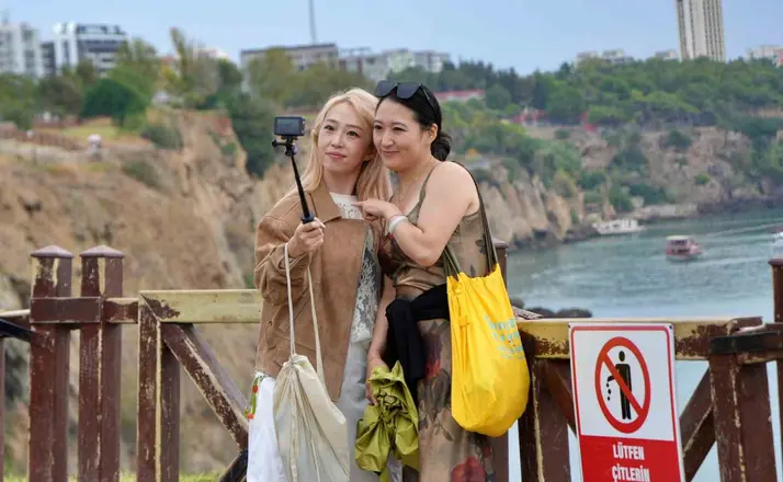 Antalya’da turistler yağmura şemsiye, şelaleye objektif açtılar
