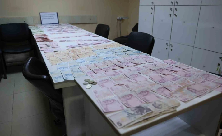 Antalya’da yakalanan dilencinin üzerinden 17 bin TL çıktı 