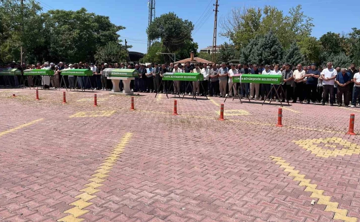 Antalya’daki feci kazada hayatını kaybeden aile son yolculuğuna uğurlandı