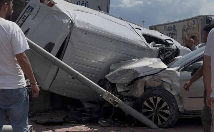 Araçlar birbirine girdi: Yan yatan panelvan, duvar ile SUV arasında kaldı 
