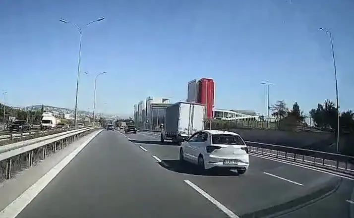 Araçların arasında makas atarak ilerleyen kamyonet kamerada
