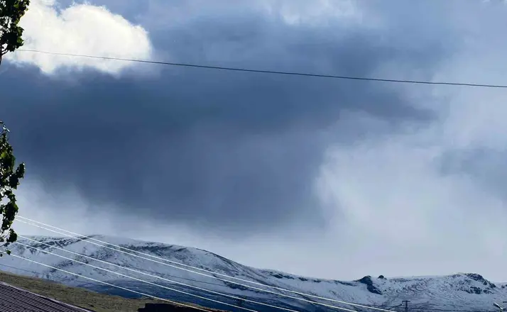 Ardahan’a mevsimin ilk karı yağdı, Kısır Dağı’nın zirvesi beyaza büründü
