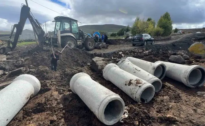 Ardahan’da güvenli ulaşım için köy yollarında genişletme çalışması
