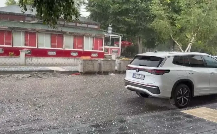 Ardahan’da sağanak ve dolu hayatı olumsuz etkiledi
