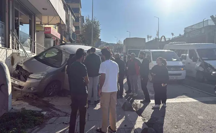Arnavutköy’de kaza anı kamerada: Çarpışmanın etkisiyle kaldırıma uçtu
