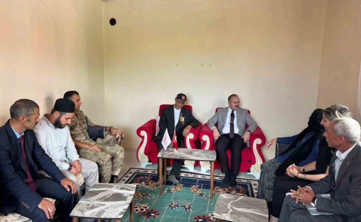 Arpaçay Kaymakamı Güvenç, Kıbrıs Gazisi Şimşir’i evinde ziyaret etti 