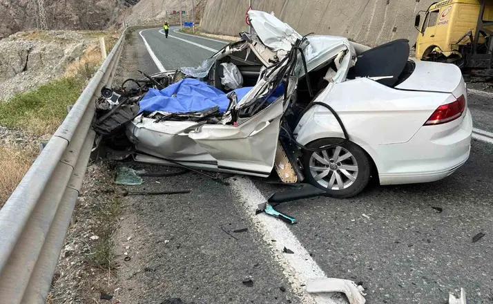Artvin-Erzurum kara yolunda otomobil kamyonla çarpıştı: 1 ölü
