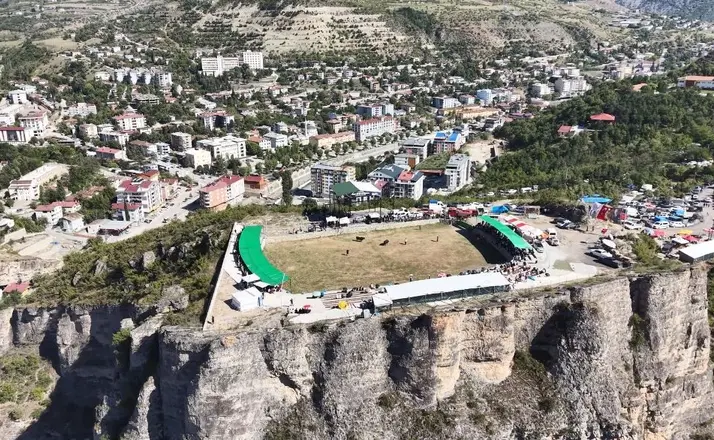 Artvin’de 250 metre yükseklikteki arenada yılın son boğa güreşleri yapıldı
