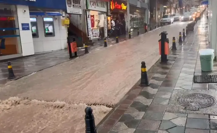 Artvin’de sağanak heyelan ve sele neden oldu
