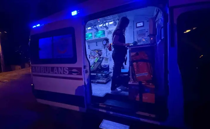 Asansör bir kat aşağıya kaydı, içindeki erkek şahıs korkudan bayıldı
