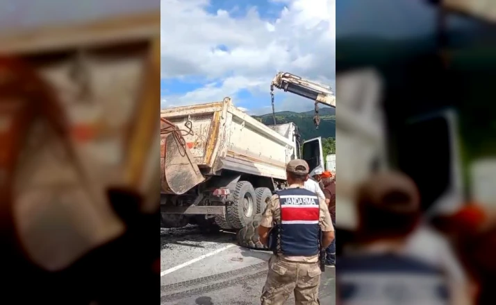Asfalt yüklü kamyon devrildi: Ardahan-Posof karayolunu kısa süreliğine ulaşıma kapatıldı 