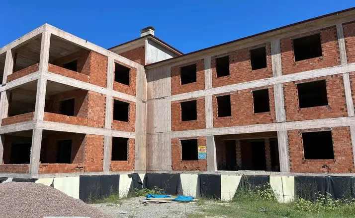 Ayancık’ta yarım kalan huzurevi inşaatı bakanlığa devredildi
