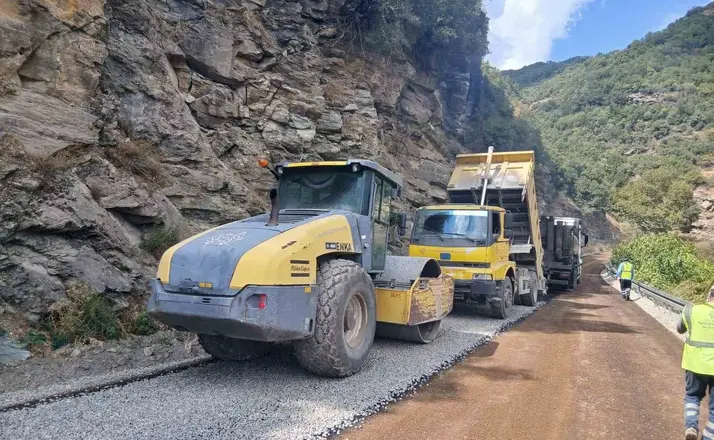 Aydın’ın 17 ilçesinde yollar için eş zamanlı çalışma
