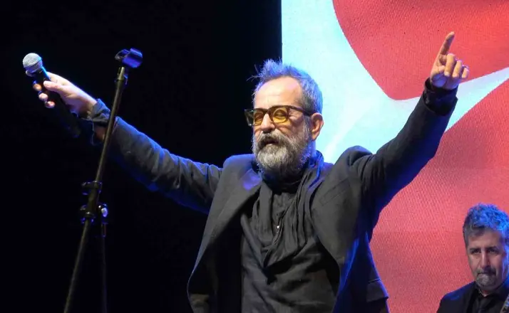 Ayvalık’ta 21. Uluslararası Zeytin Hasat Festivali’nde Feridun Düzağaç sahne aldı
