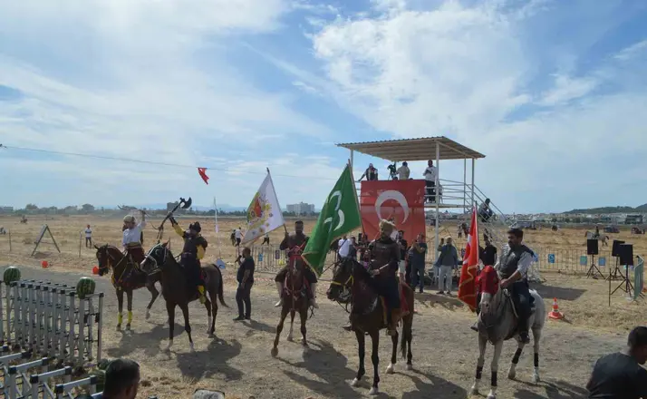 Ayvalık’ta rahvan at yarışlarında 100 at piste çıktı
