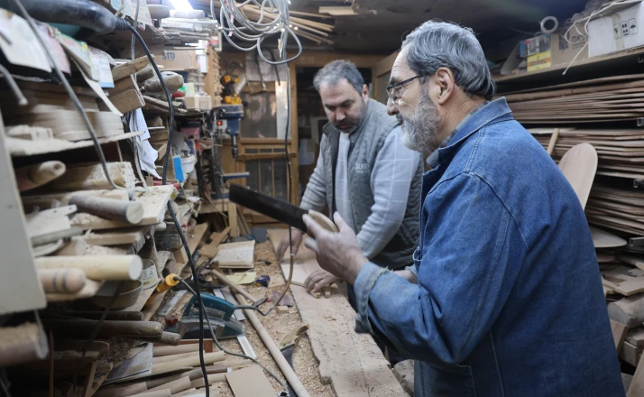 Baba oğul plastiğe karşı ahşap ustalığını yaşatmaya devam ediyor