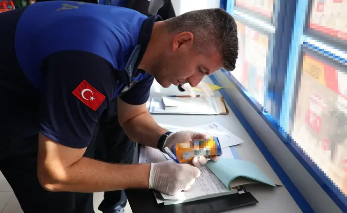 Babaeski’de son kullanma tarihi geçen ürün satan marketlere ceza
