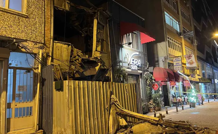 Bakırköy’de metruk binanın çökme anı kamerada
