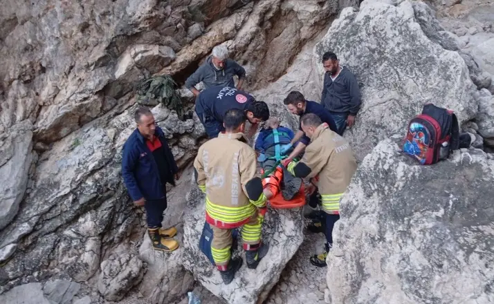 Balık tutmaya giderken kayalıklardan düşen şahıs yaralandı
