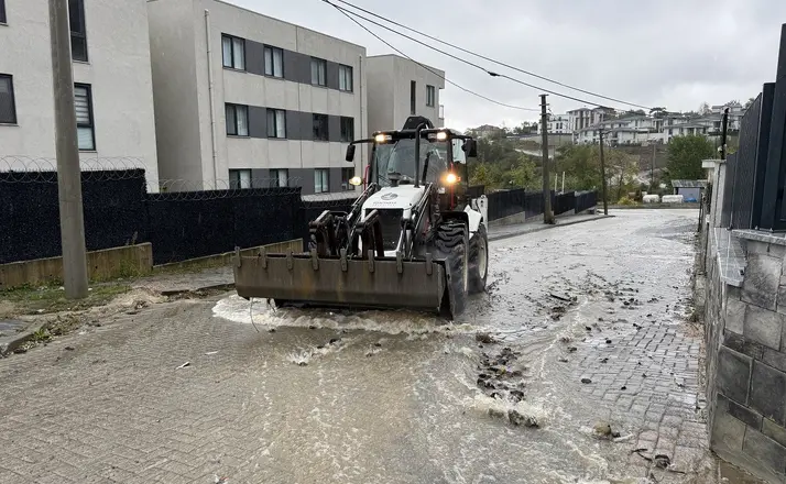 Başiskele Belediyesi sağanak yağışa karşı ekipleriyle sahada
