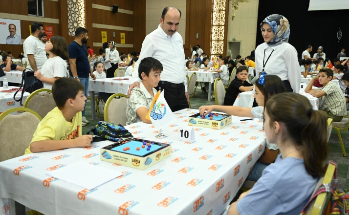 Başkan Altay, Genç KOMEK Akıl Ve Zekâ Oyunları’nın final turunda öğrencilerin heyecanını paylaştı