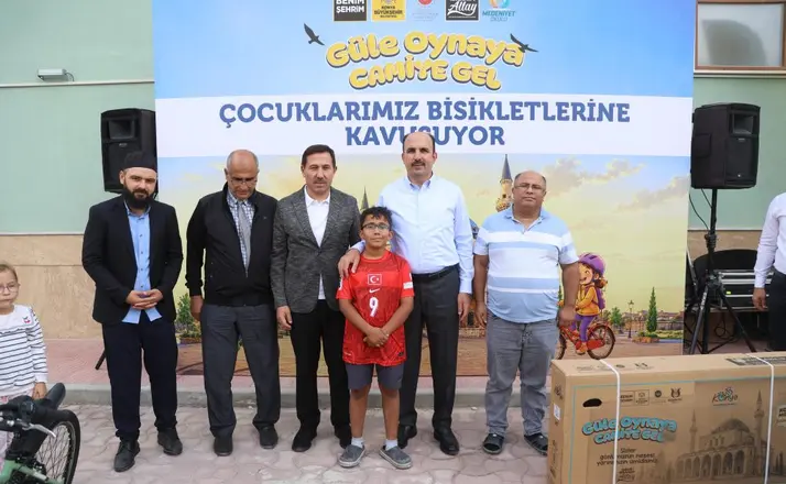 Başkan Altay, “Güle Oynaya Camiye Gel” projesinde bisiklet almaya hak kazanan çocuklara bisikletlerini hediye etti