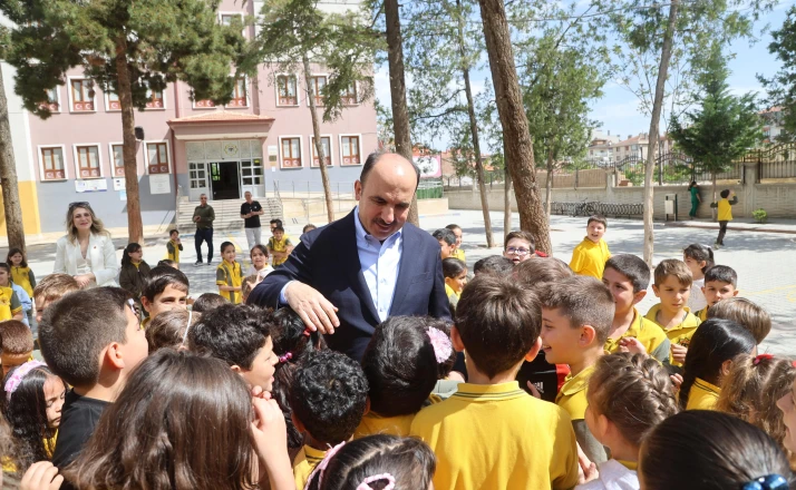 Başkan Altay mezun olduğu ilkokulda öğrencilerle buluştu