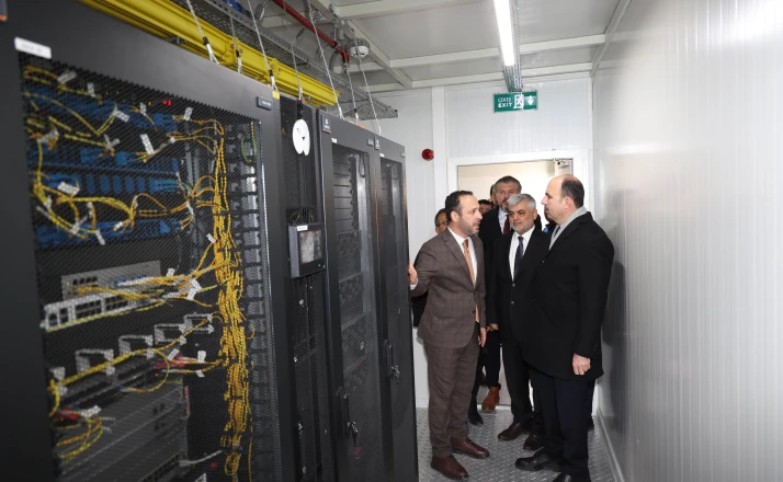 BAŞKAN ALTAY, OLAĞANÜSTÜ DURUMLARDA DİJİTAL GÜVENLİĞİ SAĞLAYACAK KOSKİ MOBİL VERİ MERKEZİNİ İNCELEDİ