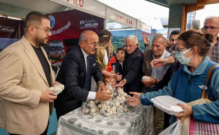 Başkan Arslan, Ankara’da vatandaşlarla Taşköprü sarımsağı dağıttı
