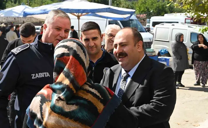 Başkan Hamamcı pazarda esnaf ve vatandaşlarla buluştu
