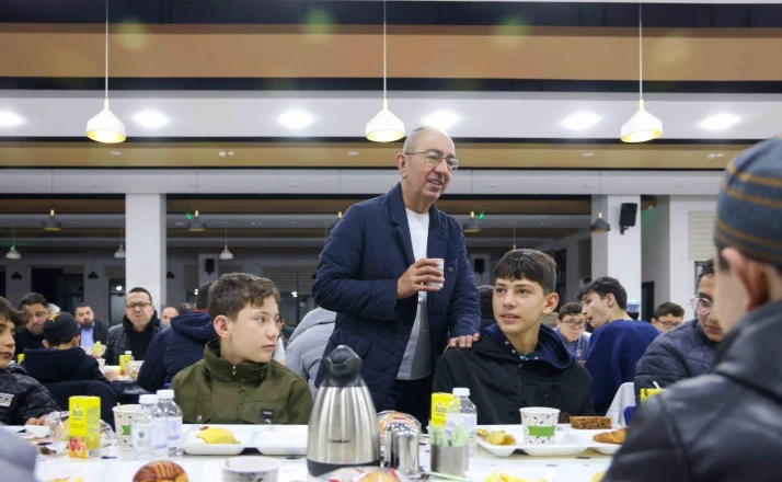 Başkan Kavuş, hafızlık yolcularıyla sahur sofrasında buluştu