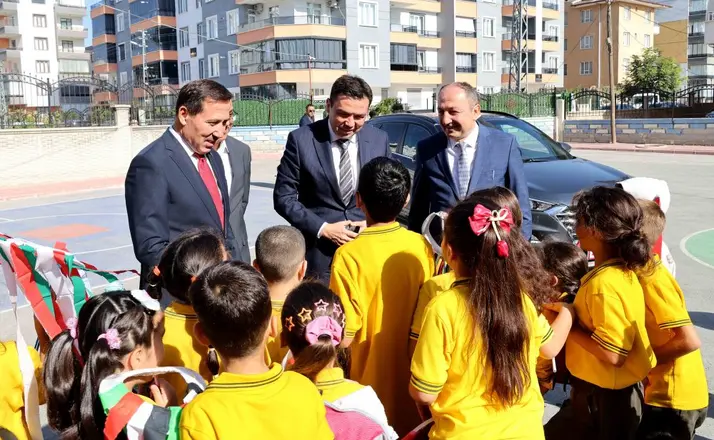 Başkan Kılca yeni dönemin ilk gününde öğrencilerin heyecanına ortak oldu