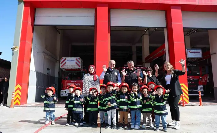 Başkan Özlü itfaiye personeline tesbih hediye etti, miniklerle su tuttu
