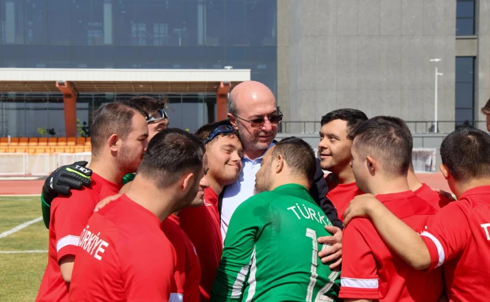 Başkan Pekyatırmacı Down Sendromlu Futsal Milli Takımı ile bir araya geldi