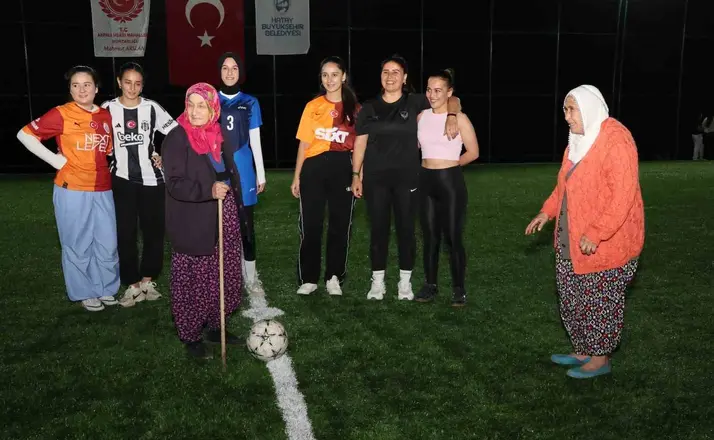 Başlama vuruşunu bastonlu teyzelerin yaptığı halı saha maçında kadınlar kıyasıya mücadele etti
