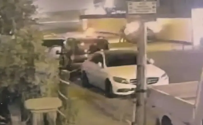 Batman’da park halindeki otomobilin kundaklanma anı kamerada
