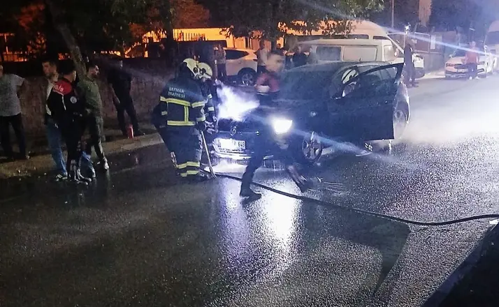 Batman’da seyir halindeki otomobil alev aldı
