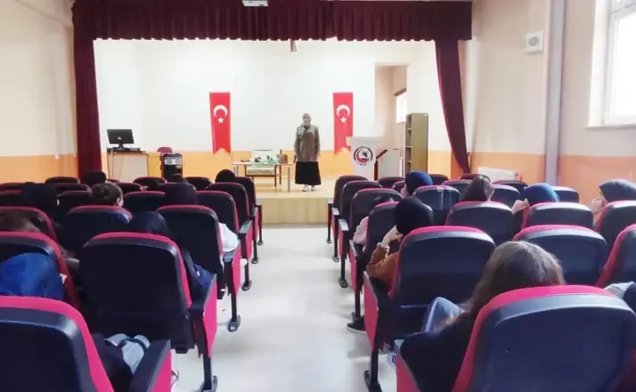 Bayburt’ta gençlere aile ahlakı anlatıldı

