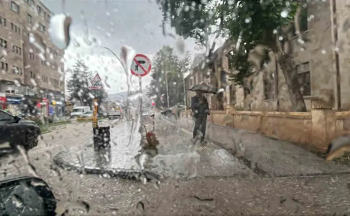 Bayburt’ta gök gürültülü sağanak etkili oldu
