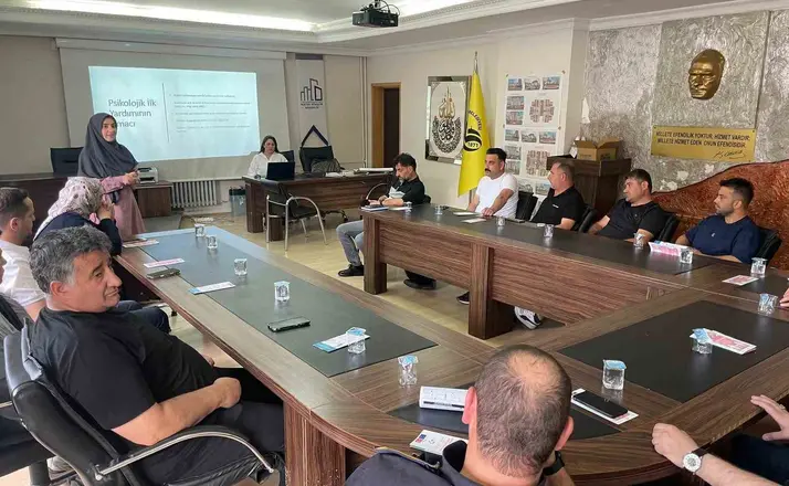 Belediye personeline psikolojik ilk yardım eğitimi verildi
