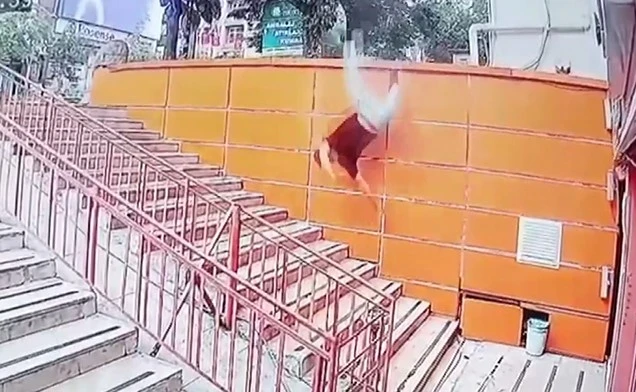 Beton blokta uzandı, dengesini kaybedip merdivenlere düştü 