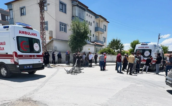 Beton mikserine çarpan motosiklettekiler ölümden döndü
