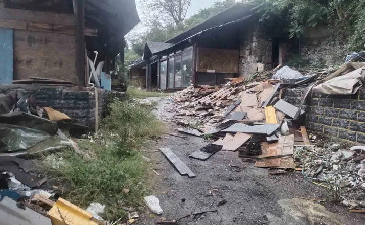 Beykoz’da riskli alan ilan edilen ve boşaltılan dükkanın sahibinden müteahhit firmaya tepki
