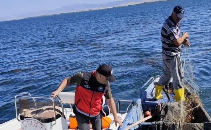 Beyşehir'de hem gölden hem karadan denetimler