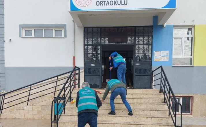 Beyşehir’de yükümlüler ara tatilde okulları temizledi