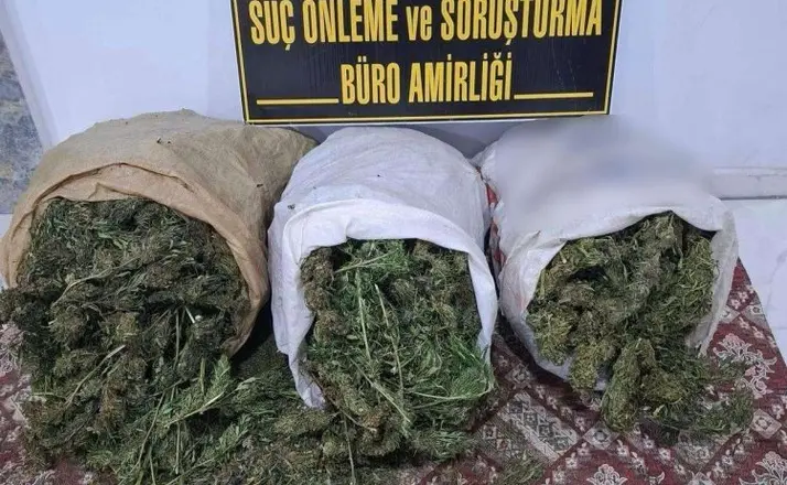 Beyşehir’de Uyuşturucu Operasyonu: 12 Kilo Esrar ve 3 Bin 165 Kullanımlık Bonzai Ele Geçirildi