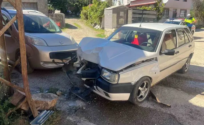 Bilecik’te otomobil elektrik direğine çarptı: 1 yaralı

