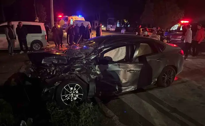 Bilecik’te tır ile otomobil çarpıştı: 5 yaralı
